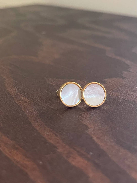 Flat pearl stud earrings: Medium