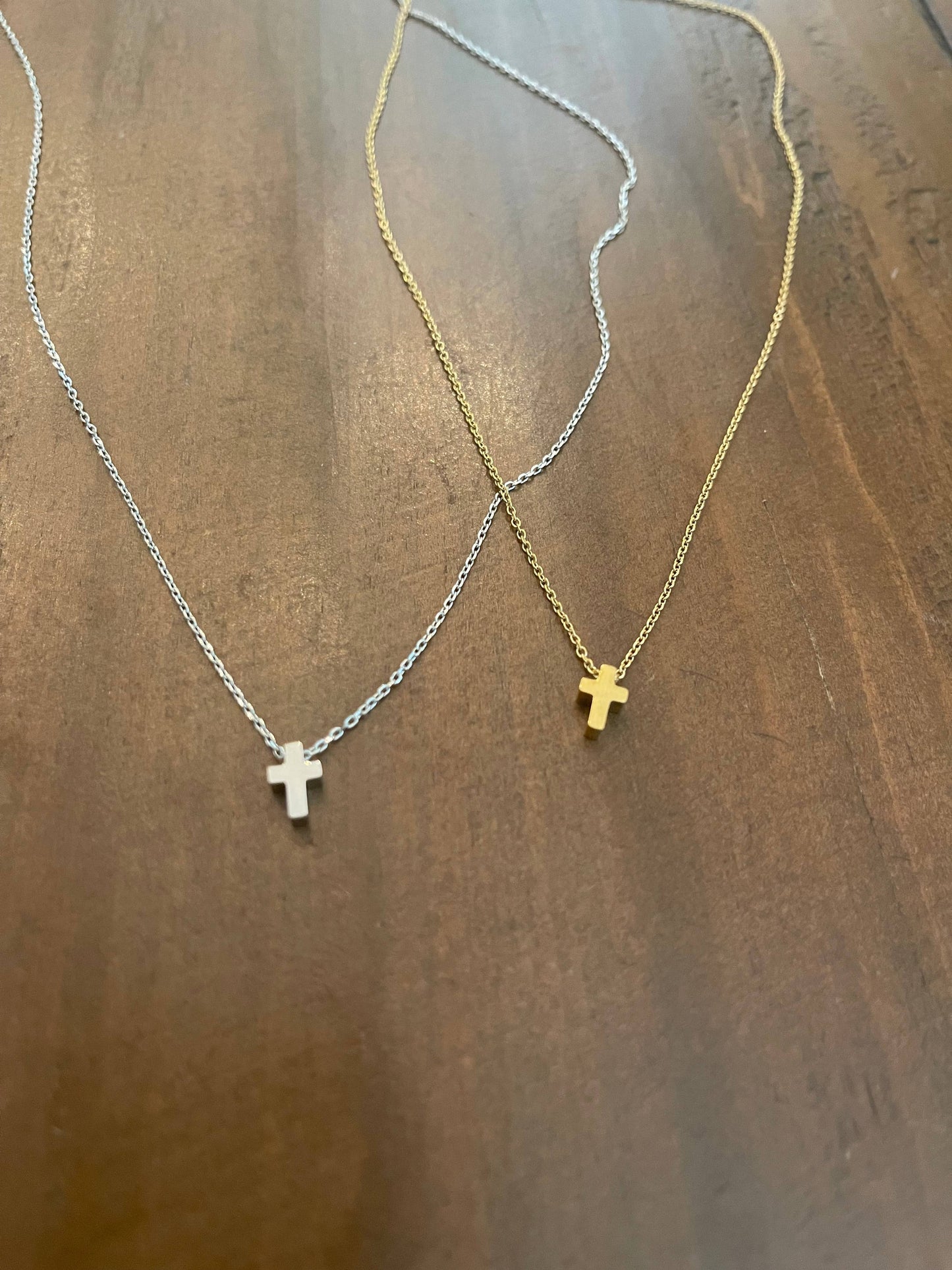 Dainty cross pendant necklace: Silver