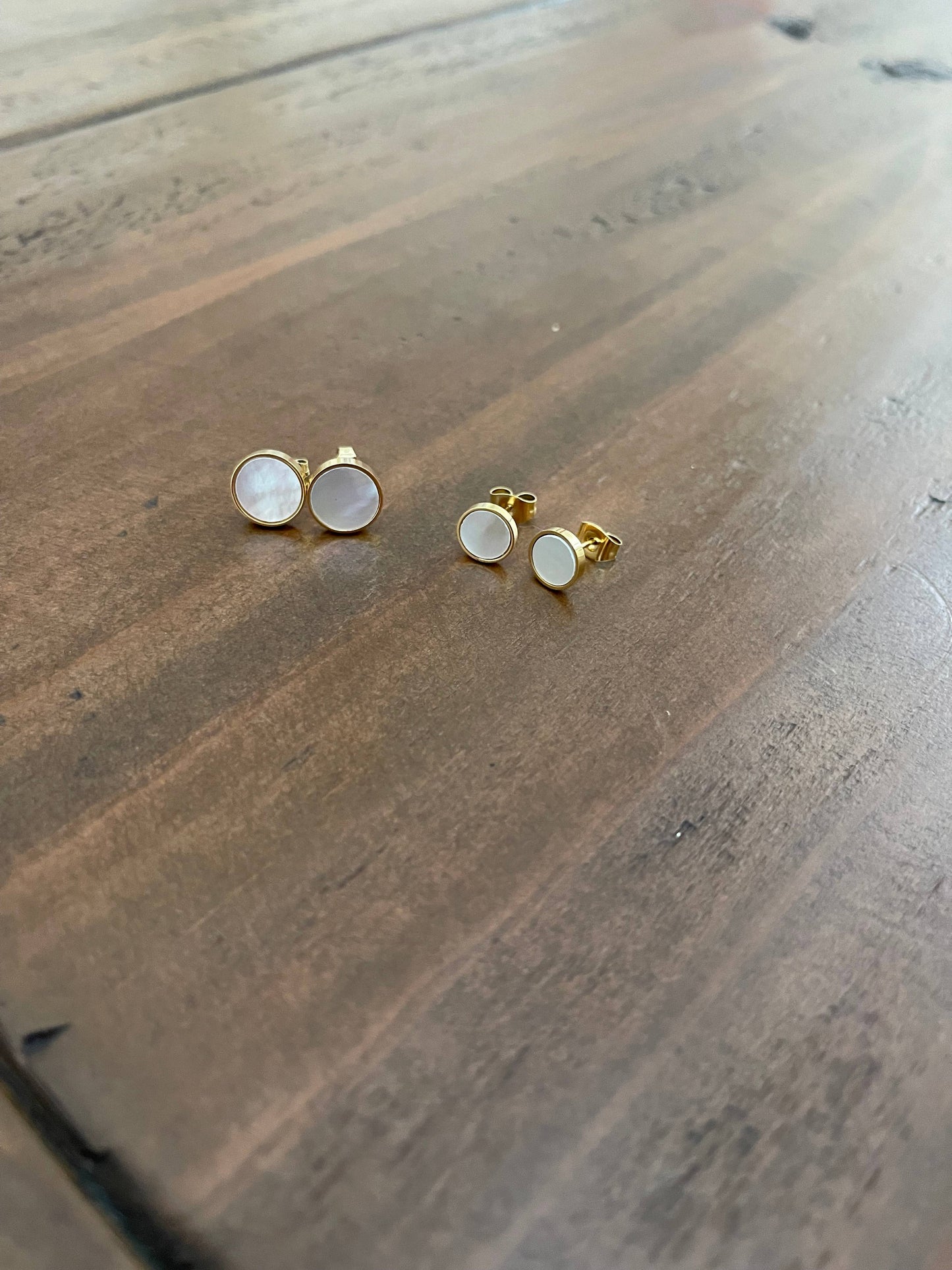 Flat pearl stud earrings: Medium